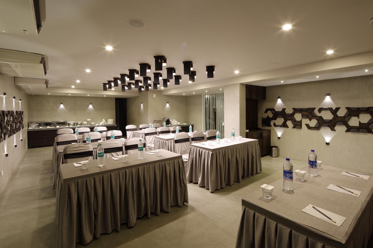 Hotel Carrefour Ahmedabad Luaran gambar